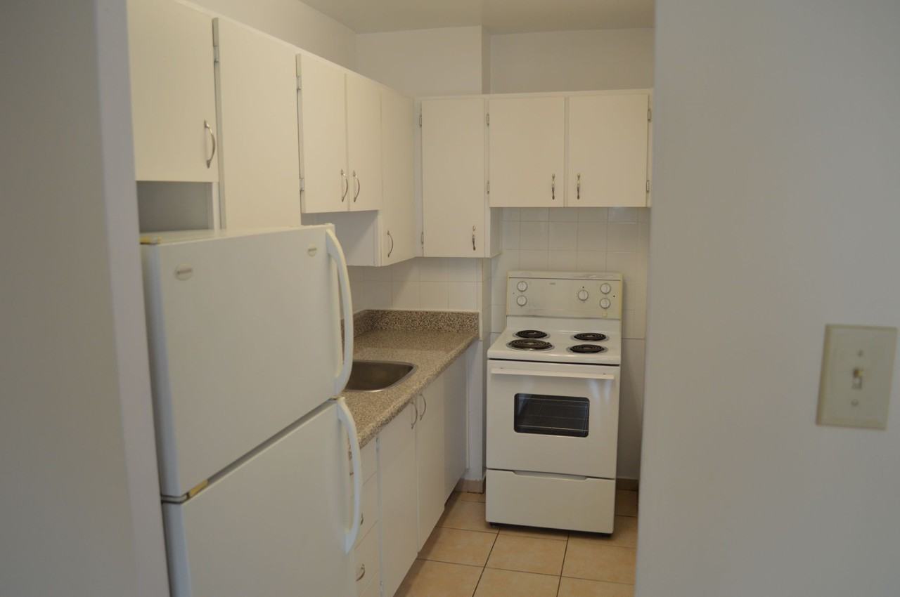 Sherbourne Complex Apartments 545 Sherbourne St, Toronto, ON M4X 1W5