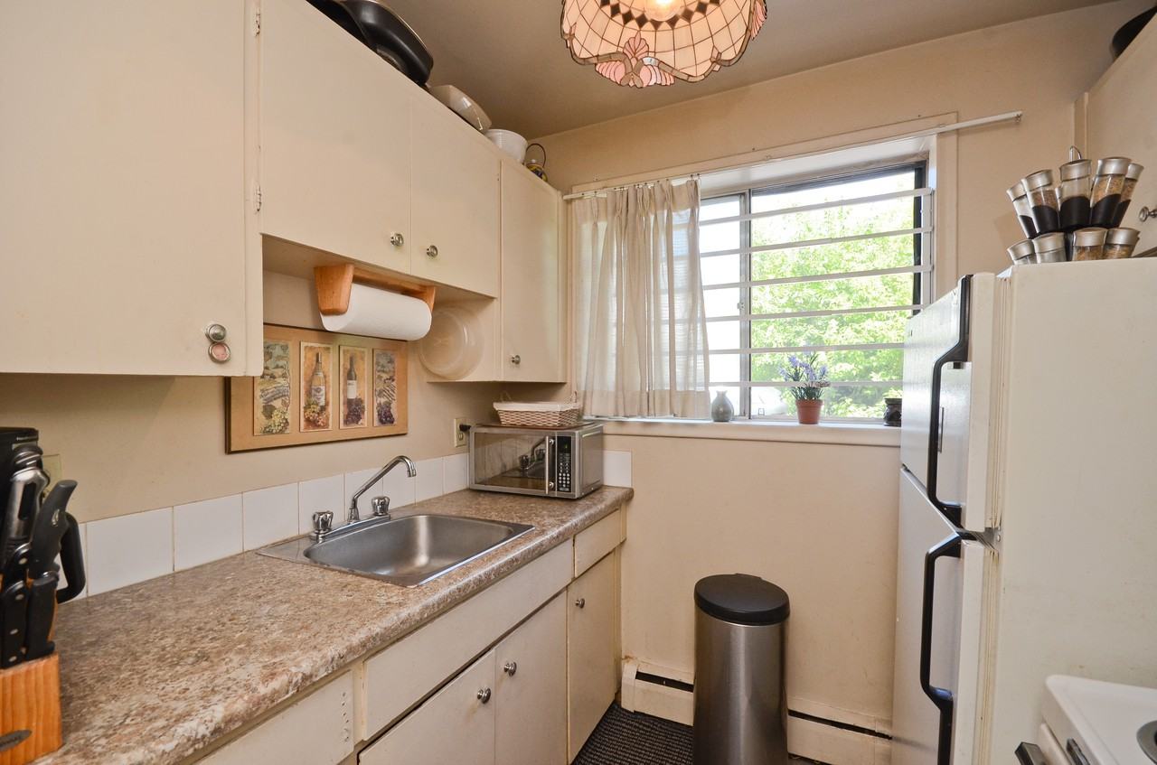 Diane Manor - Photo 3 of 8