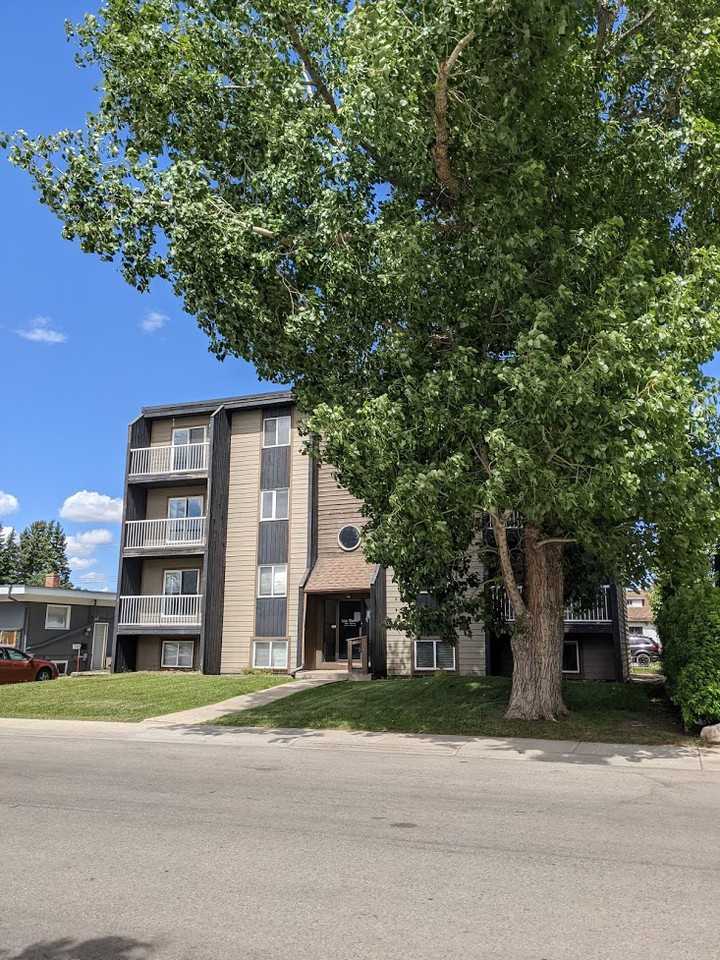 Lisa Manor 10114 105 Ave, Grande Prairie, AB T8V 1H4 Apartment for