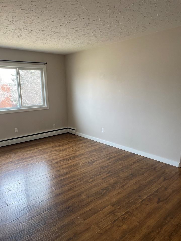 Rodney Manor - Photo 2 of 9