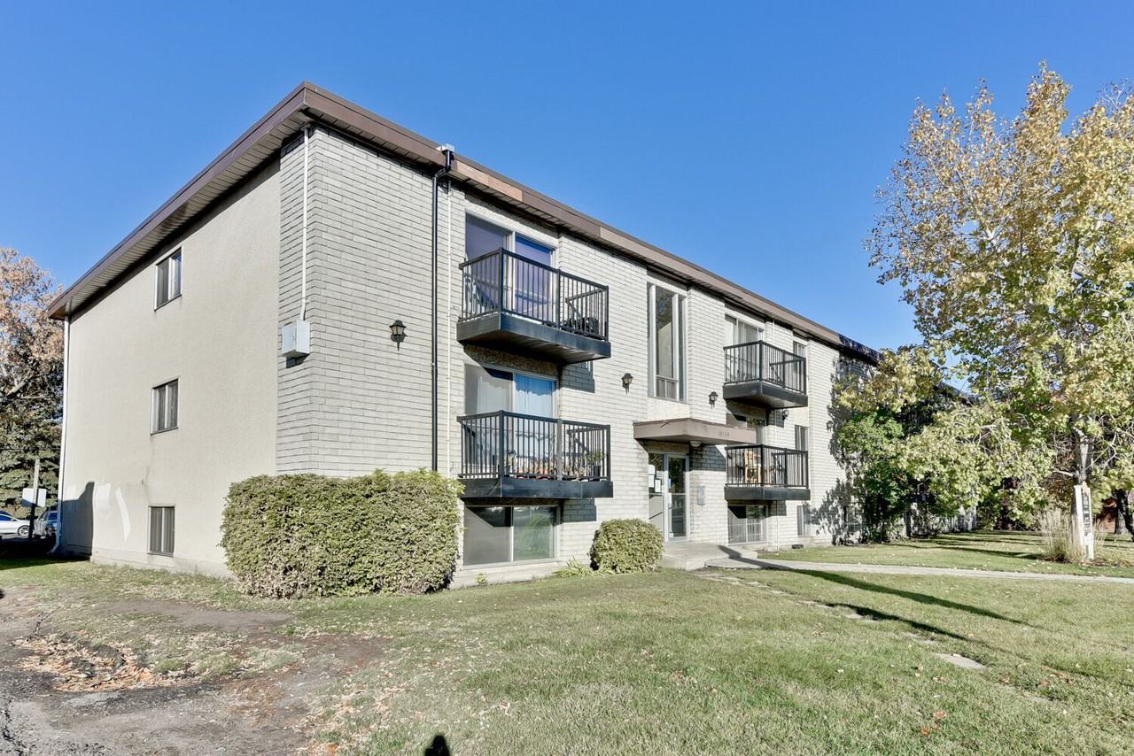 Christina Manor - Photo 2 of 17