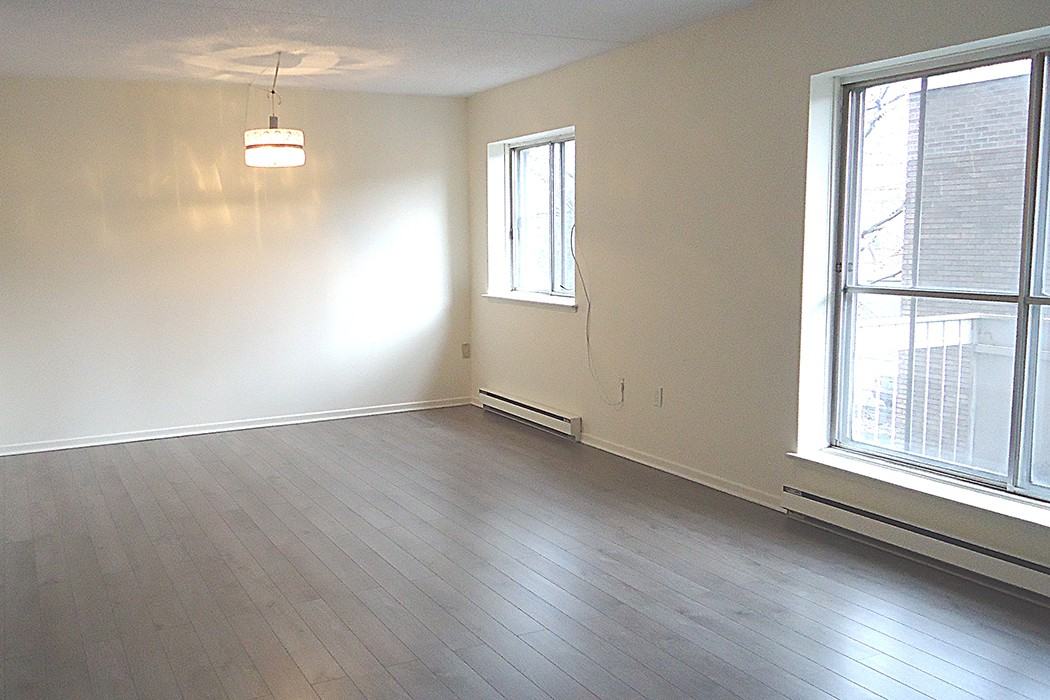 1300 Boul De La Côte-Vertu - Photo 2 of 9