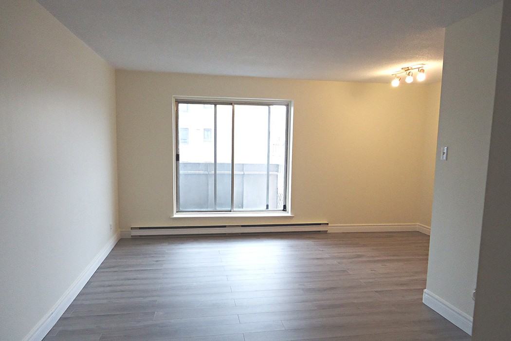 1300 Boul De La Côte-Vertu - Photo 2 of 10