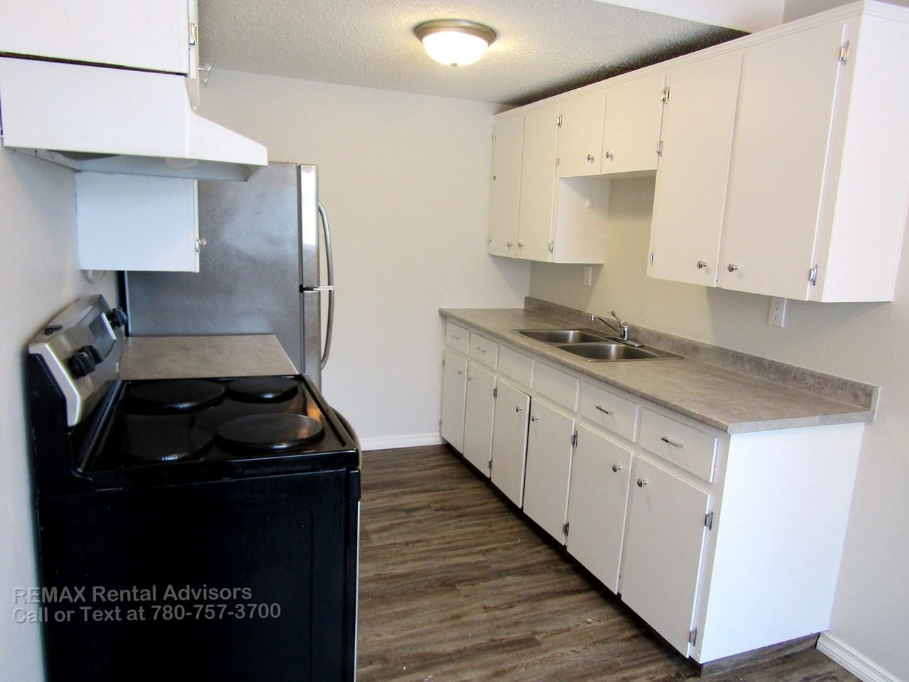 4531 7 Avenue Se - Photo 3 of 13