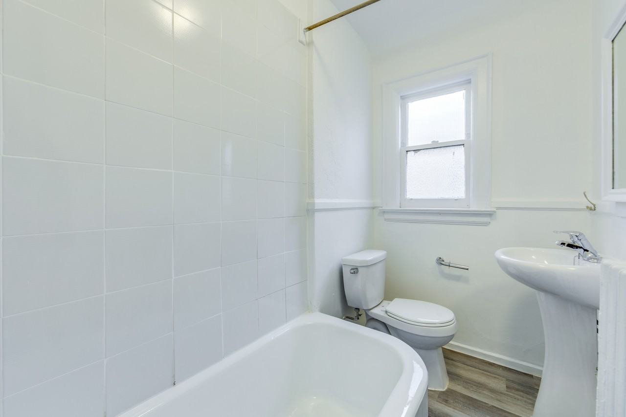 2079 Yonge St #1PLUSDEN - Photo 2 of 10