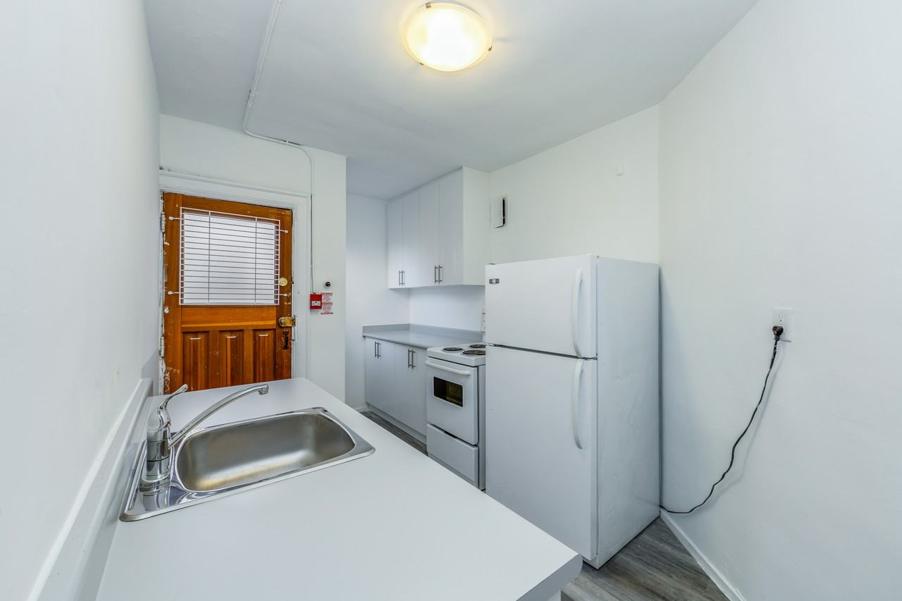 2079 Yonge St #1PLUSDEN - Photo 3 of 10