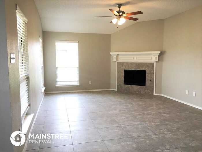 1310 Fairfield Ct - Photo 3 of 11