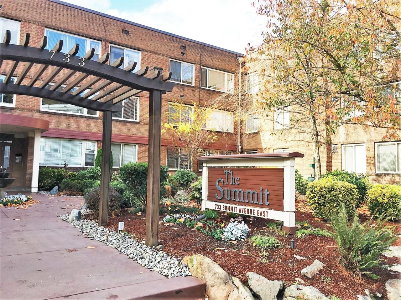 733 Summit Apartments - Photo 7 of 8