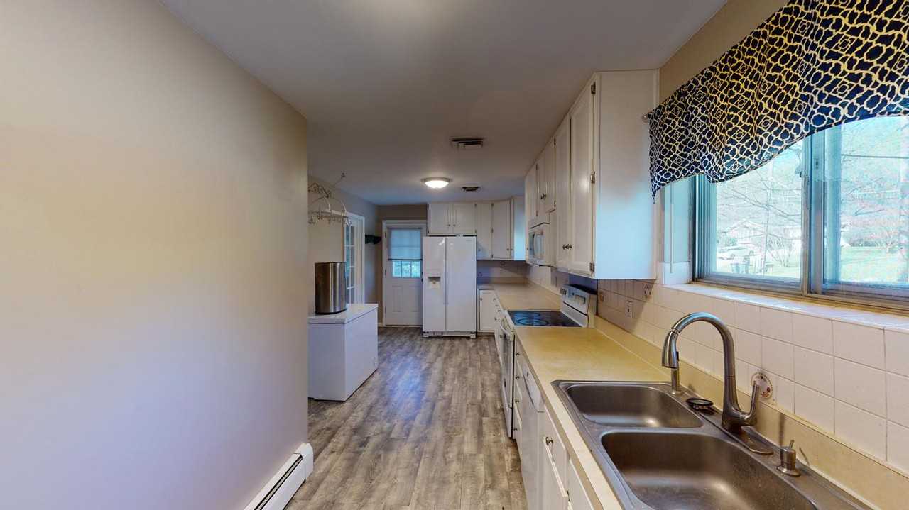 Stylishly updated Temple Hills home with large backyard - Photo 5 of 28