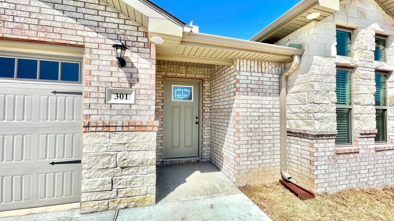 301 Post Oak Ave #1 - Photo 3 of 31