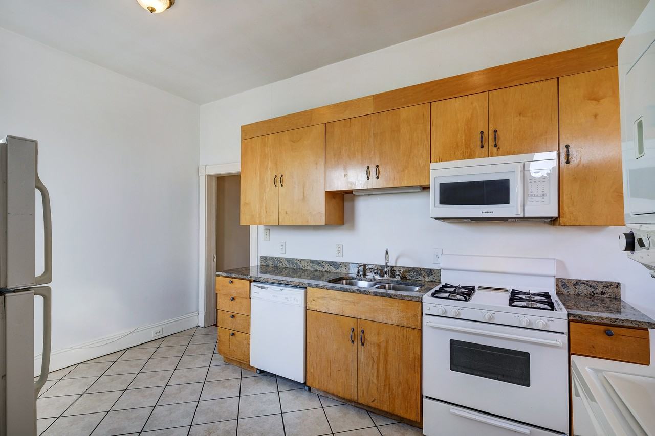 800 West Clay Street - B upstairs - Photo 4 of 12