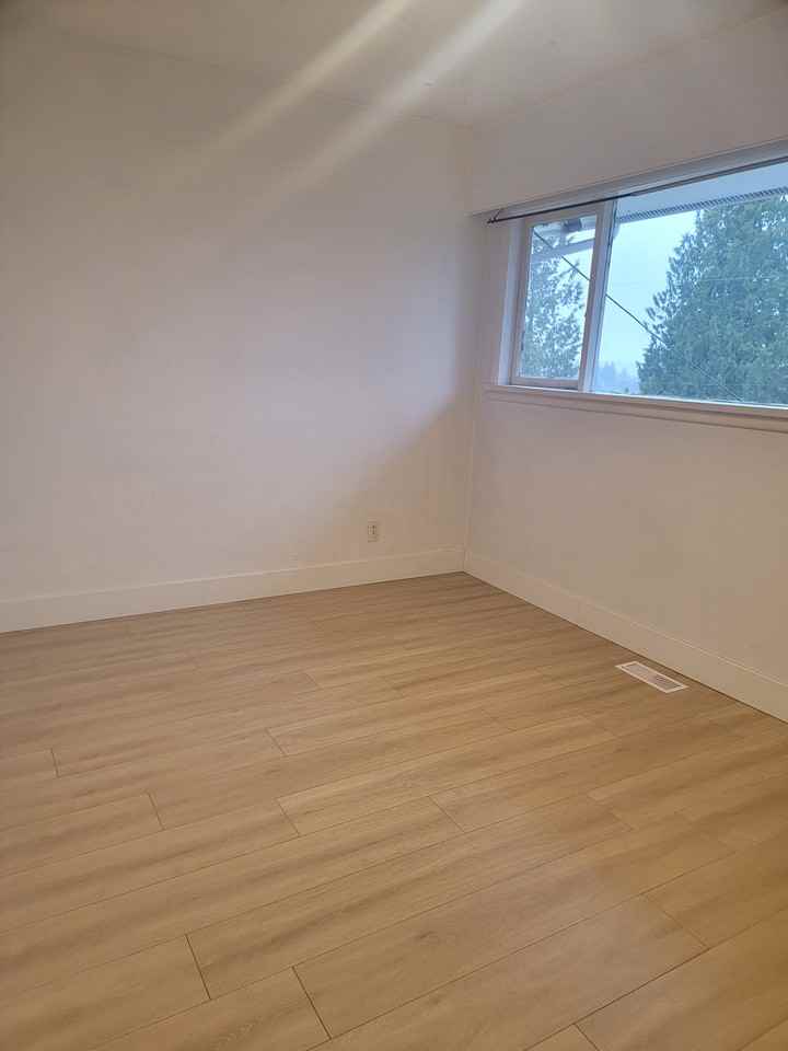 4509 Southridge Crescent - Photo 2 of 26