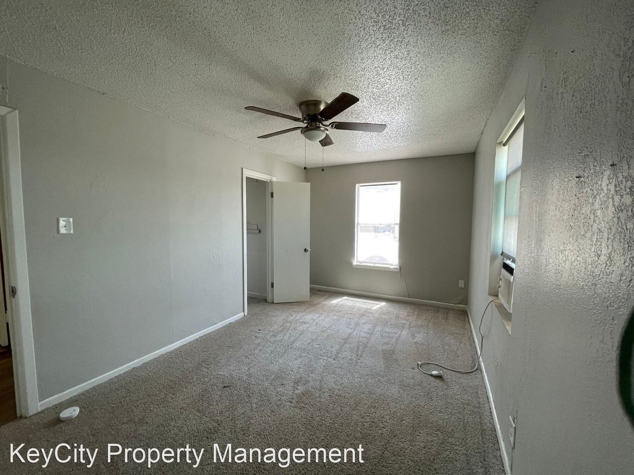 1949 Shelton St - Photo 3 of 9