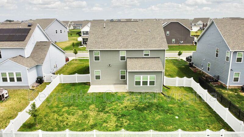 176 Boxwood Ln - Photo 4 of 16