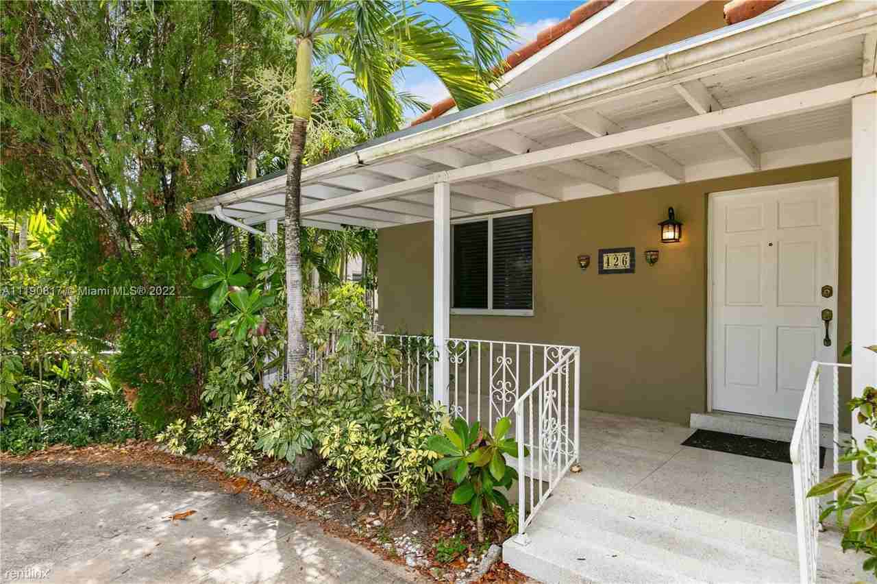 426 Sw 26th Rd - Photo 2 of 10