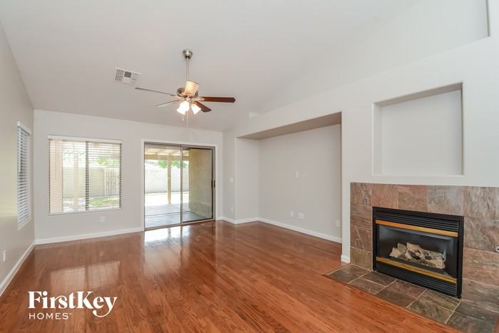 16161 W Lisbon Ln - Photo 3 of 15