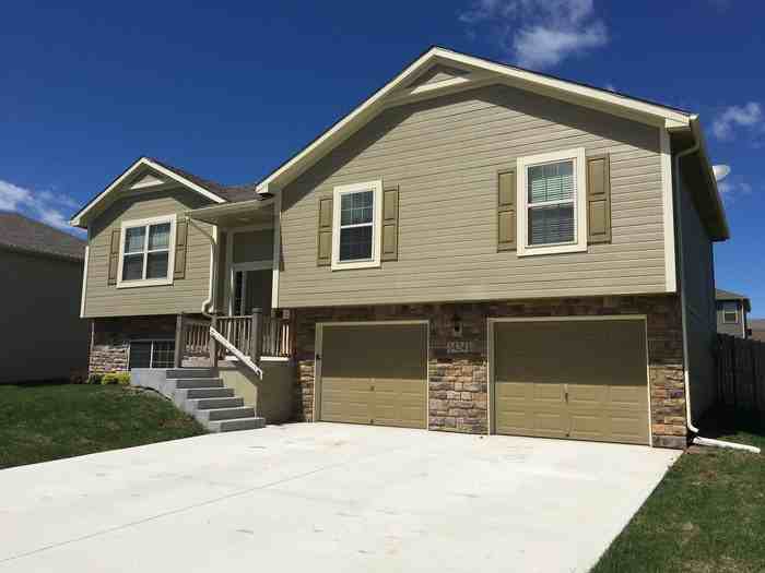 1424 N 9th St E - Photo 2 of 18