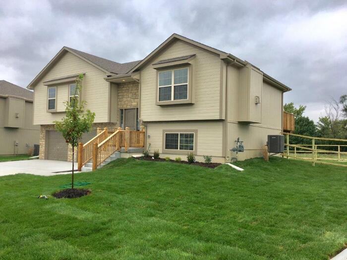 540 S Poplar St - Photo 2 of 24