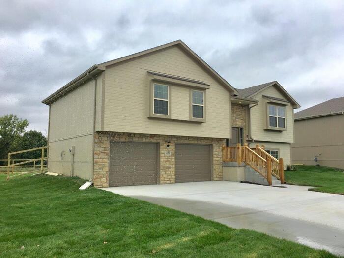 540 S Poplar St - Photo 3 of 24