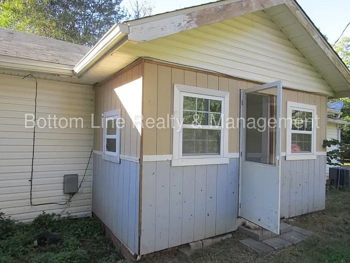 3912 Plainview Rd - Photo 3 of 13