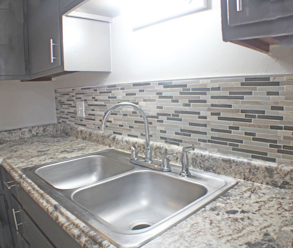2210 Woodlawn Ave - Photo 3 of 22
