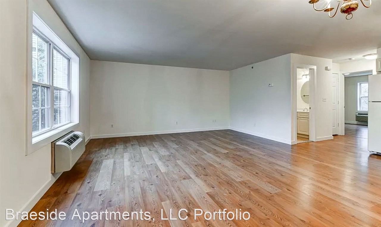 2 bedroom apartment walking distance to ESU and Pocono Medical Center! - Photo 3 of 8