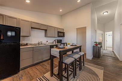 405 Miles Street - Photo 3 of 38