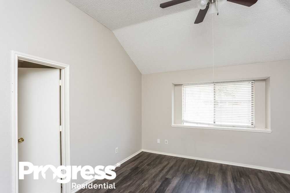 7151 Penshire Ln - Photo 3 of 25