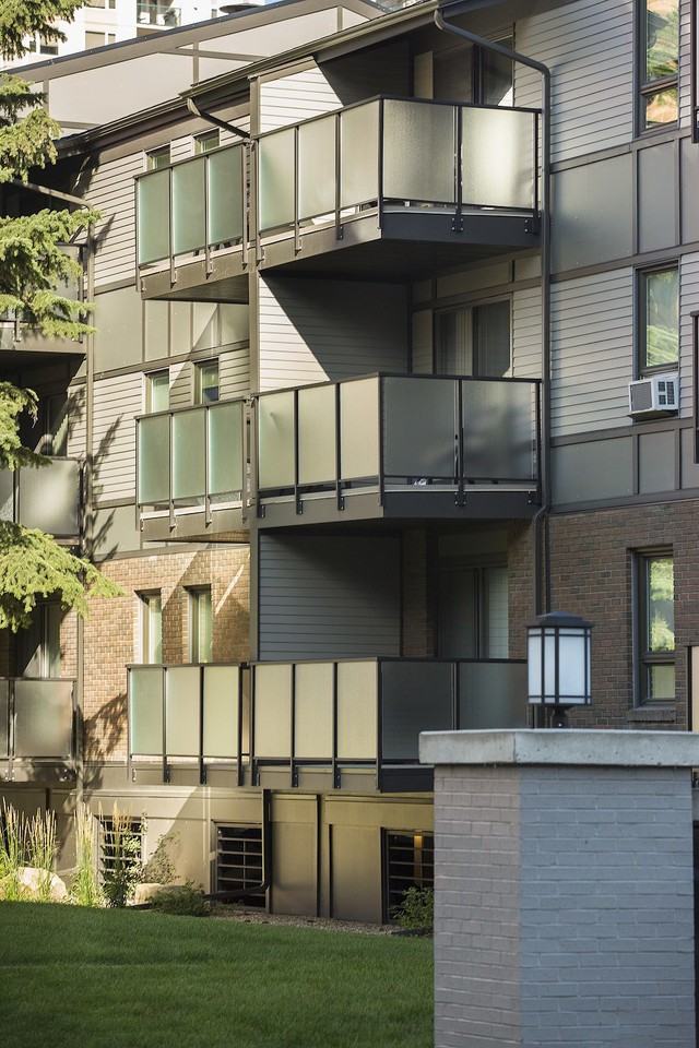 Eau Claire Manor - Photo 4 of 11