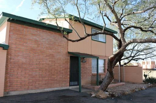 3237 E Water St - Photo 2 of 13