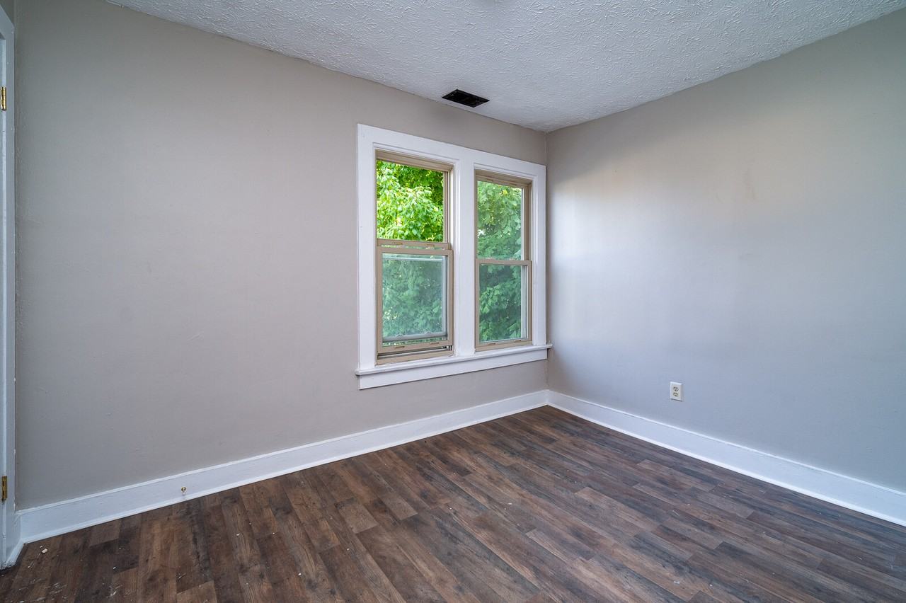 202 Livingston Ave - Photo 2 of 5