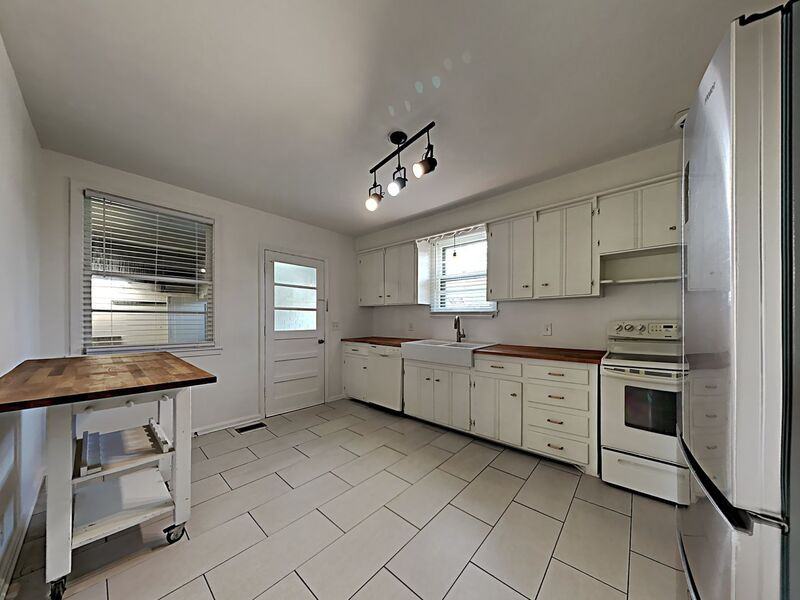 2816 Dunmore Dr - Photo 2 of 11