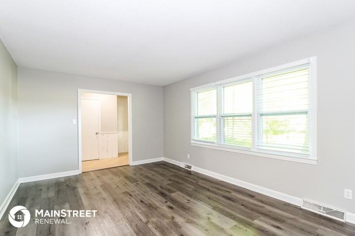 273 Holmes Dr - Photo 2 of 7