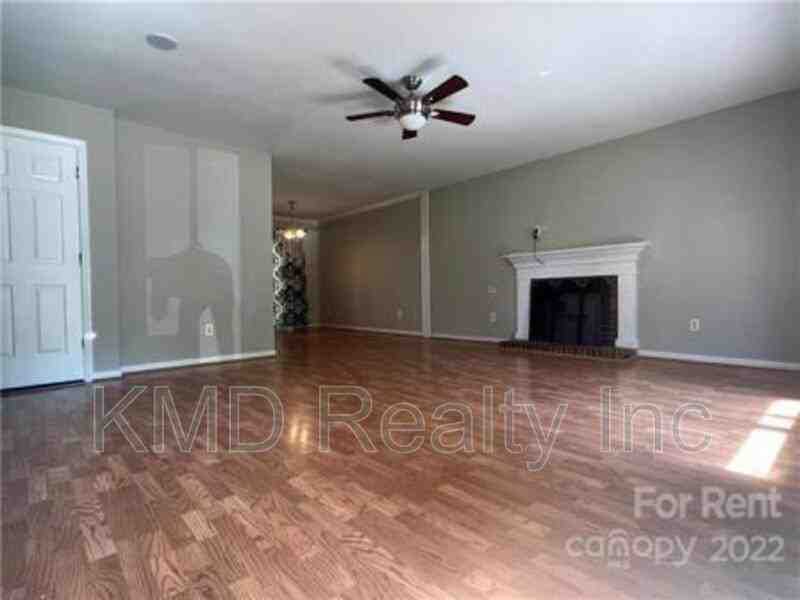 9712 Stillwater Ln - Photo 2 of 10