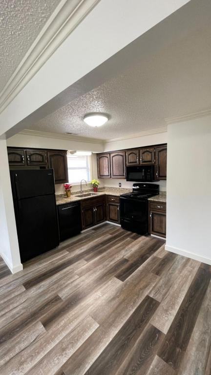 2415 Texas Ave - Photo 2 of 8