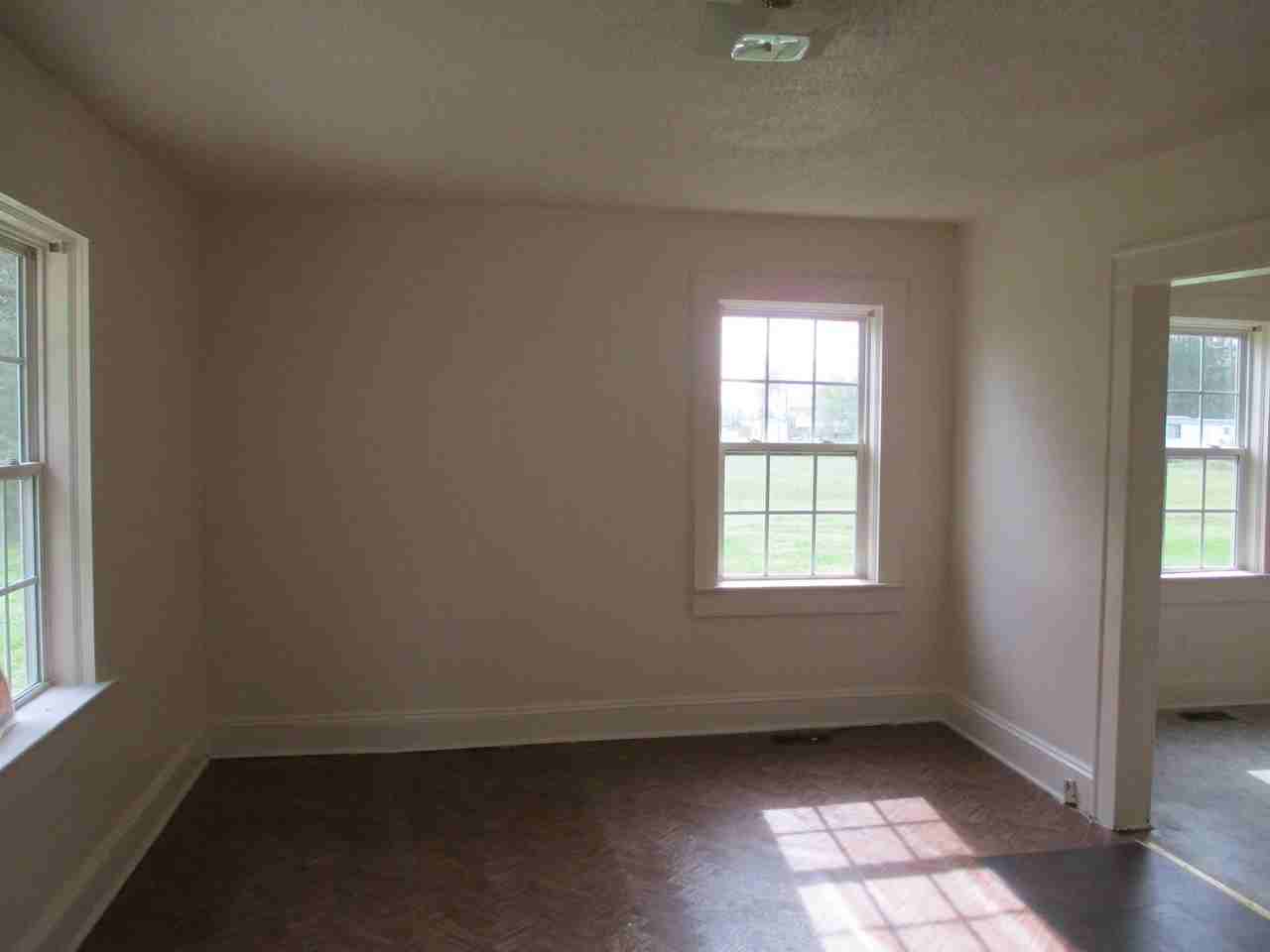 217 Skippers Ln - Photo 2 of 8