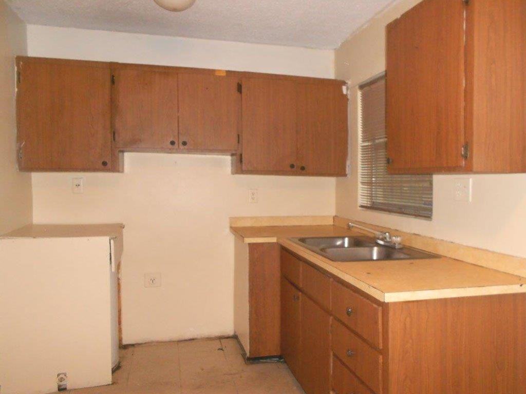 241 NW 11th St #8 - Photo 2 of 10