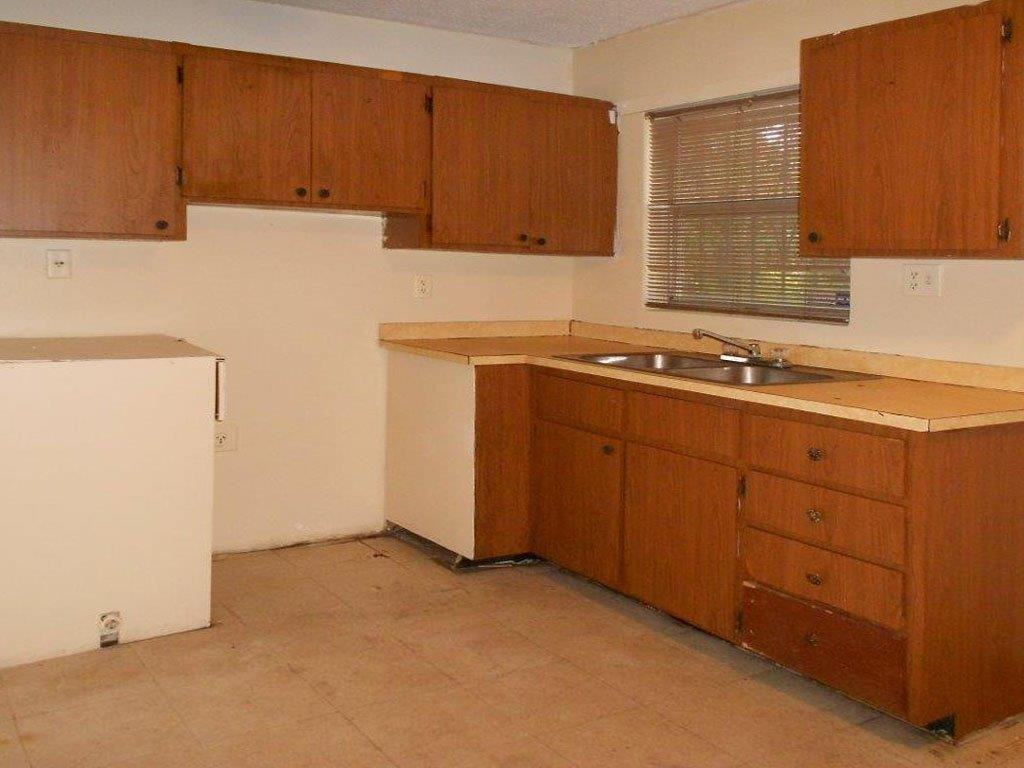 241 NW 11th St #8 - Photo 3 of 10