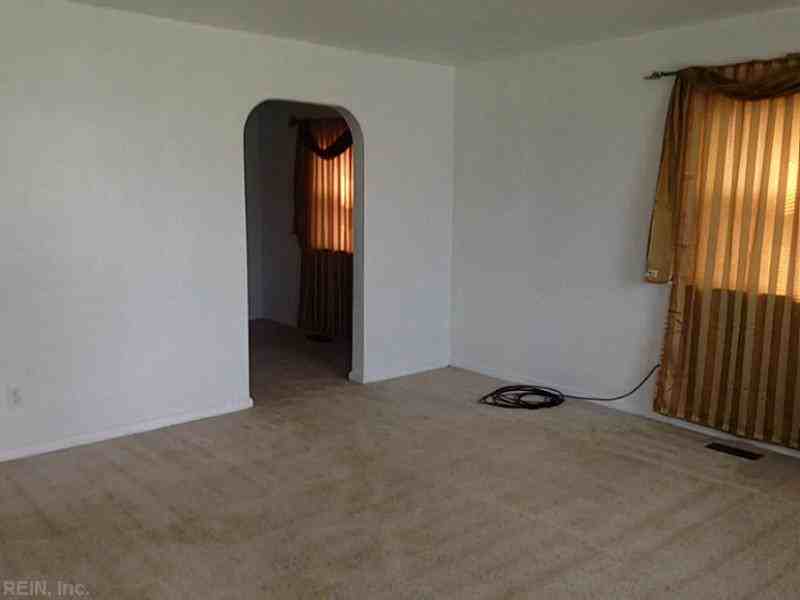 1121 Marshall Pl - Photo 3 of 7