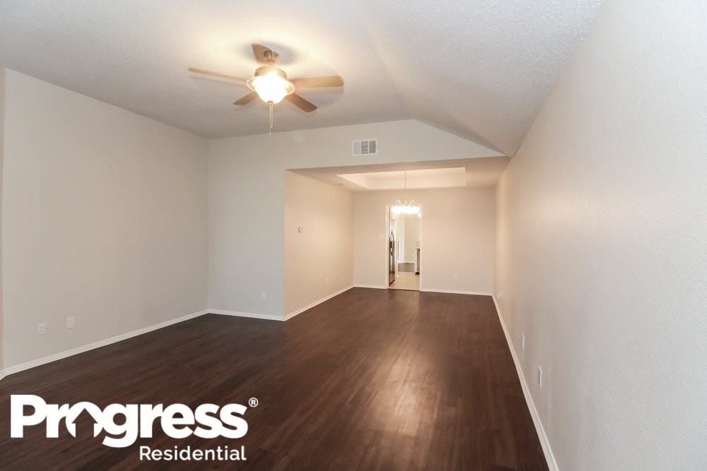 2946 Lawndale Dr - Photo 2 of 15