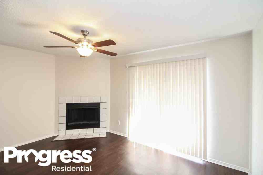 2946 Lawndale Dr - Photo 3 of 15