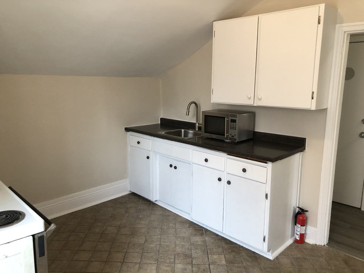 96 Arthur Street North #B - Photo 3 of 13