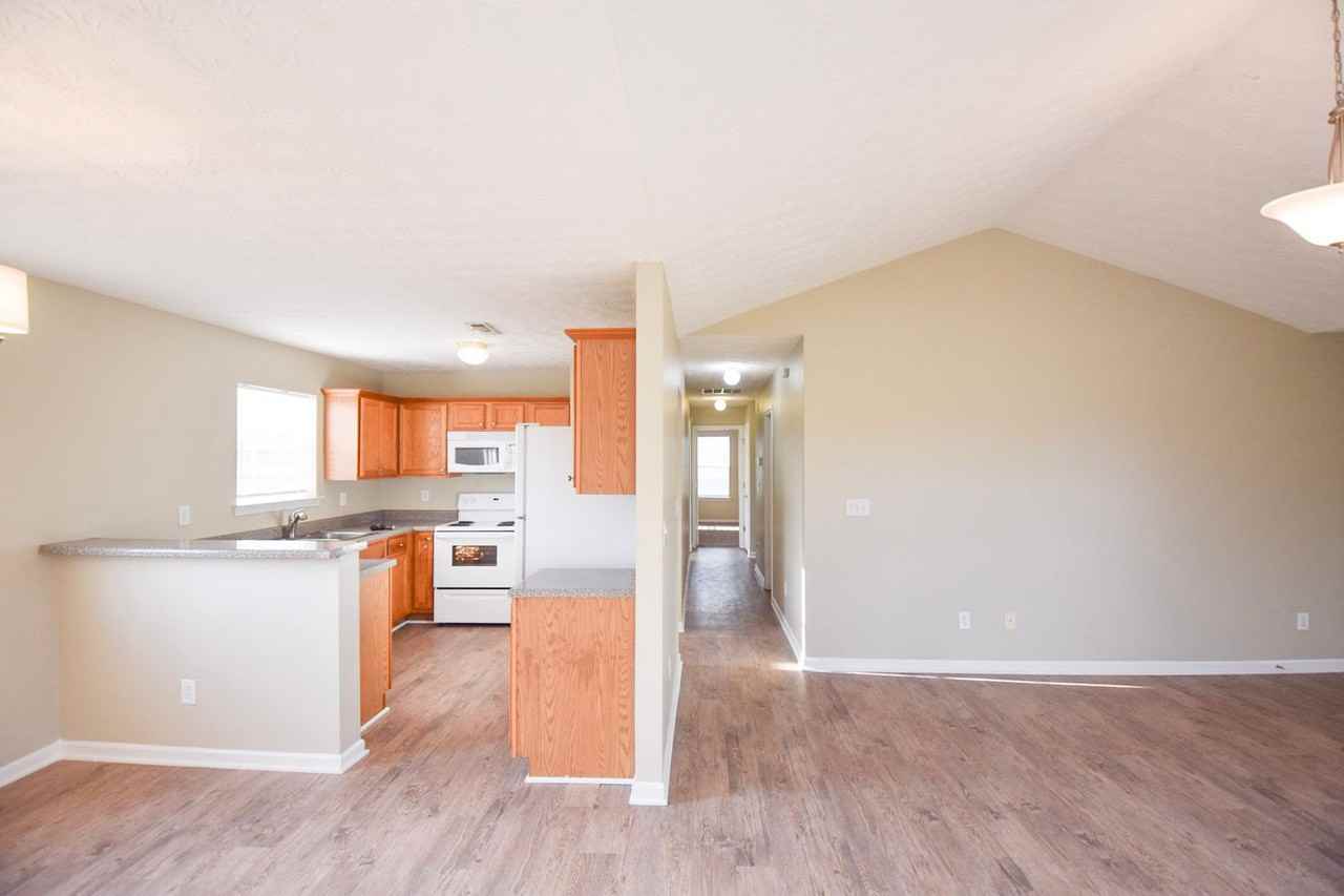 109 Potomac Dr - Photo 3 of 8