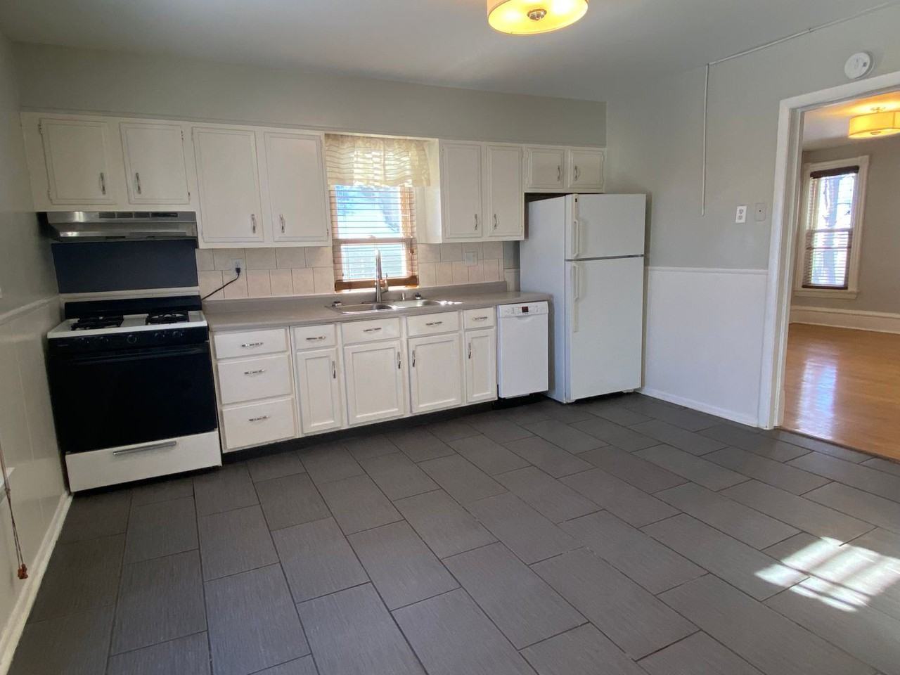 WE HAVE A CUTE & CLASSY RENTAL ON 16TH! - Photo 2 of 14