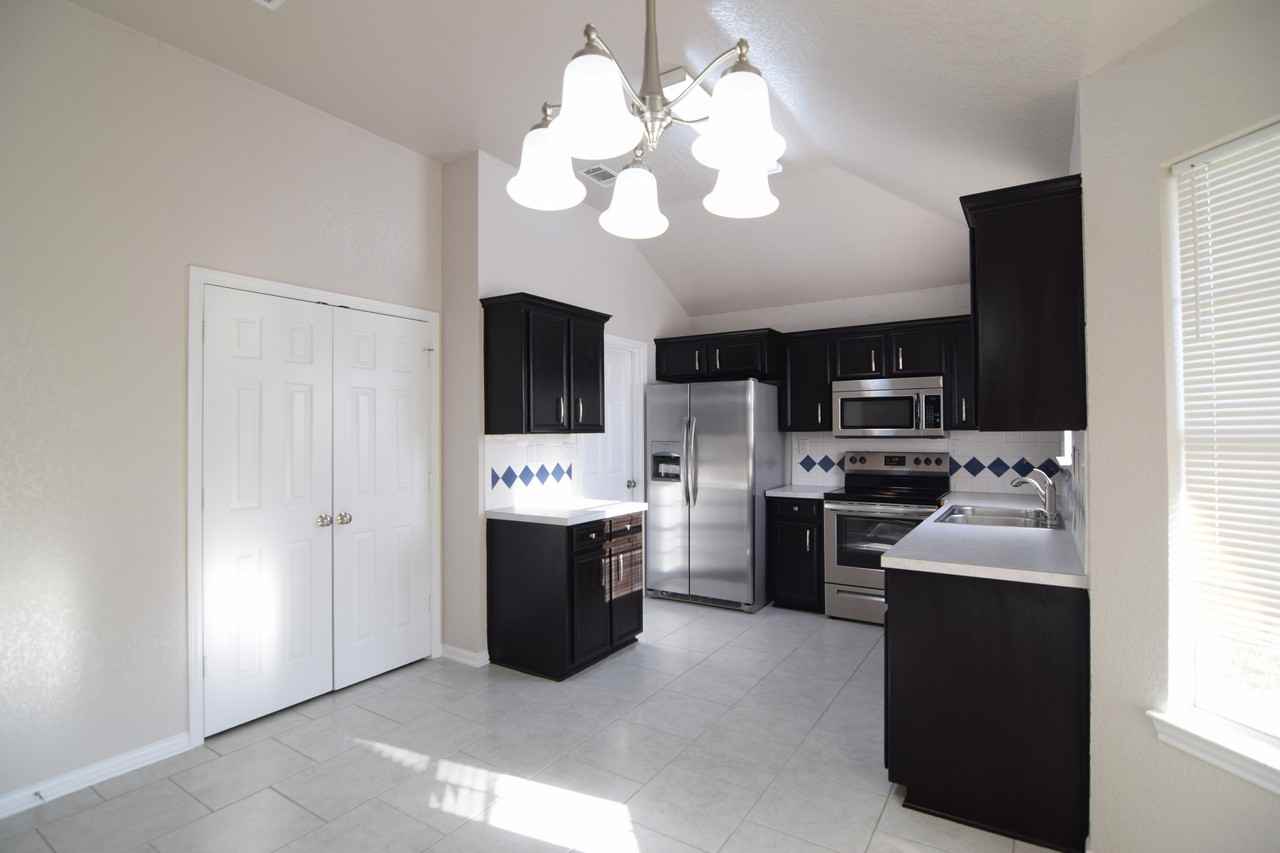 4301 Hitchrock Dr - Photo 5 of 19