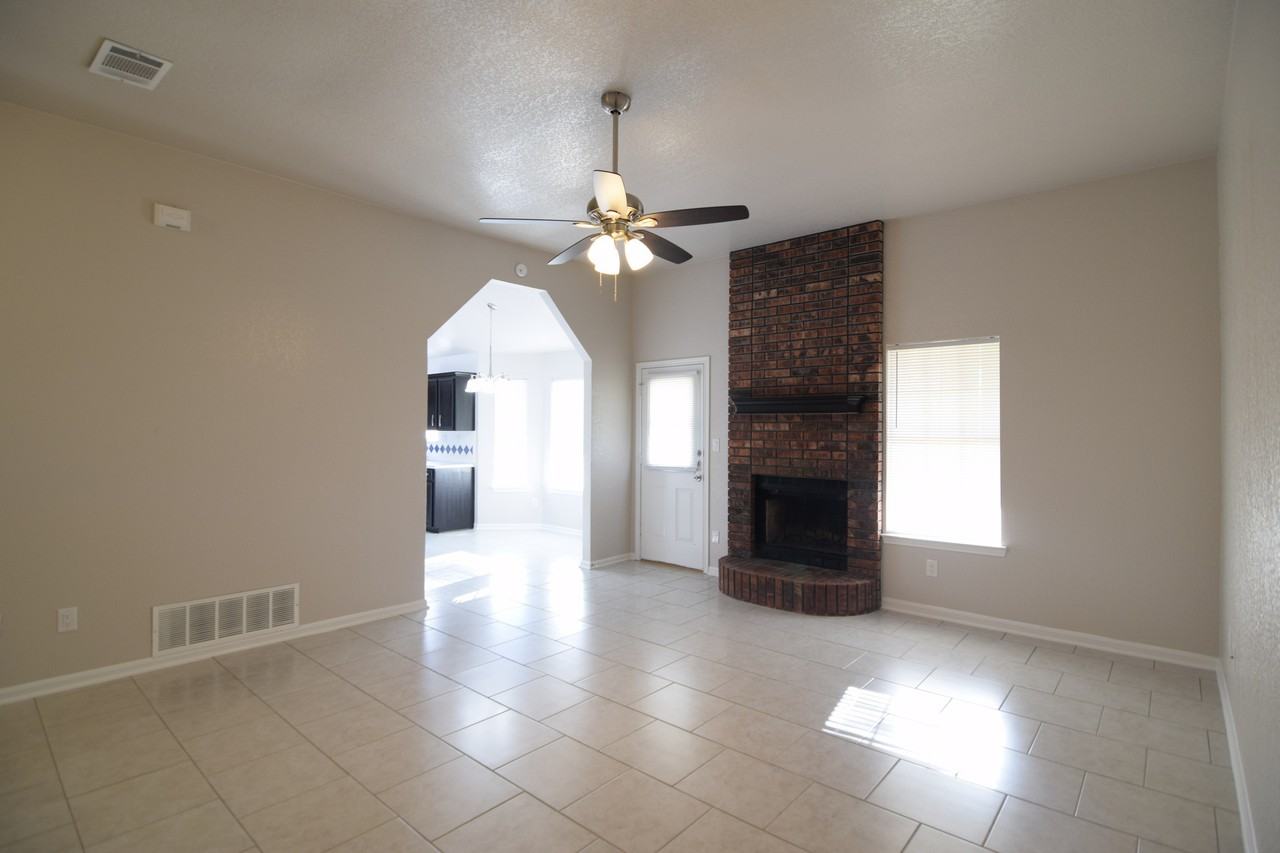 4301 Hitchrock Dr - Photo 7 of 19