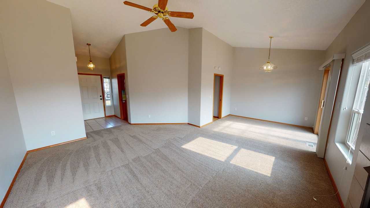 18877 Highland Dr - Photo 3 of 10