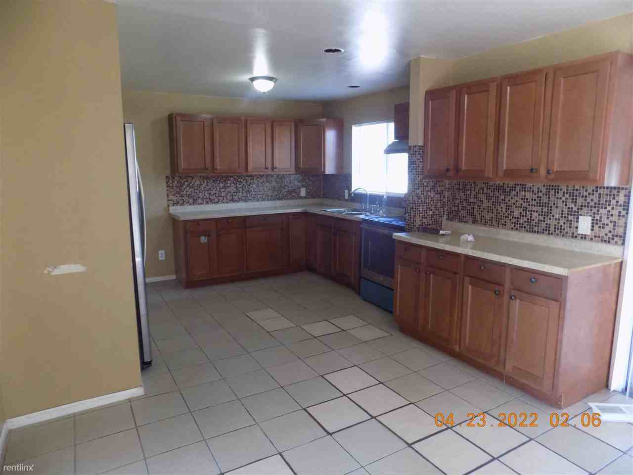 26520 Thomas St - Photo 3 of 14