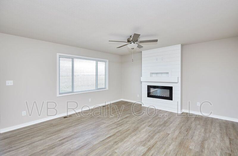 1235 Locust St - Photo 3 of 31