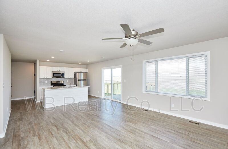 1235 Locust St - Photo 5 of 31